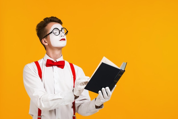 Portrait d&#39;artiste homme mime avec livre