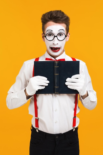 Portrait d&#39;artiste homme mime avec livre