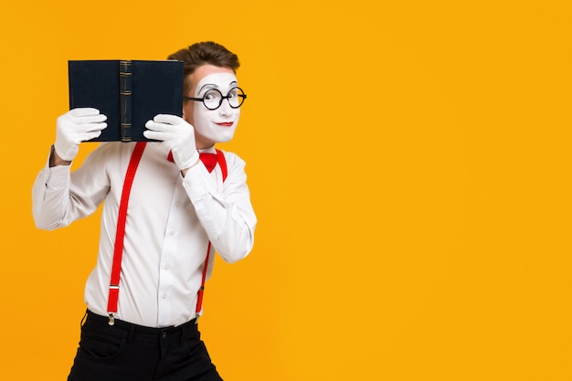 Portrait d&#39;artiste homme mime avec livre