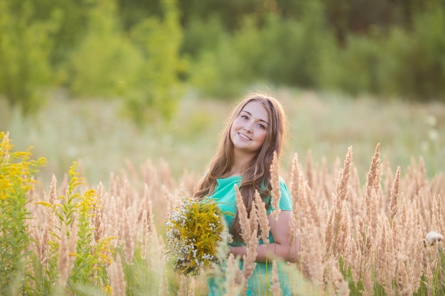 Portrait artistique d'une jeune brune magnifique sur un pré vert