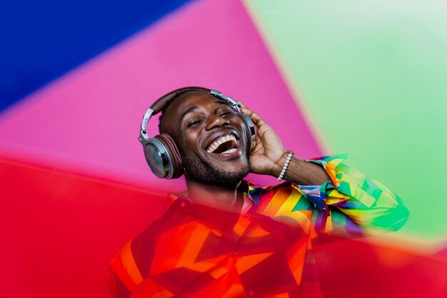 Portrait artistique avec lumières gel. Bel homme posant sur des fonds colorés