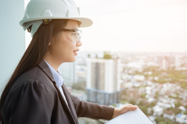 Portrait asia femme ingénieure travaillant sur chantier