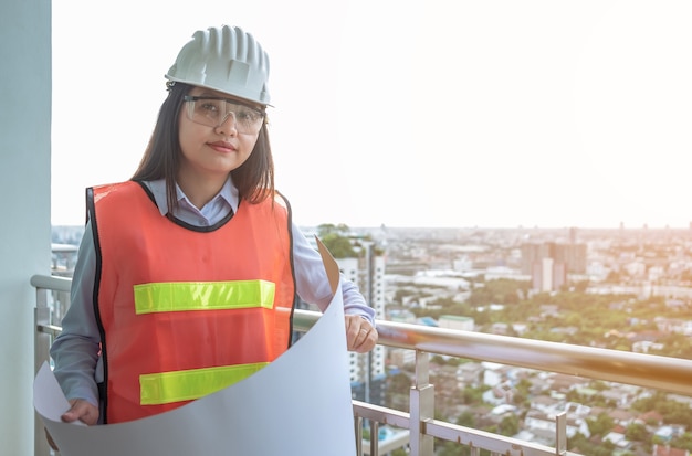 Portrait asia femme ingénieure travaillant sur chantier