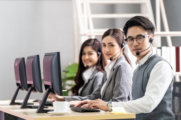 Portrait d'Asian Call Center travaillant.