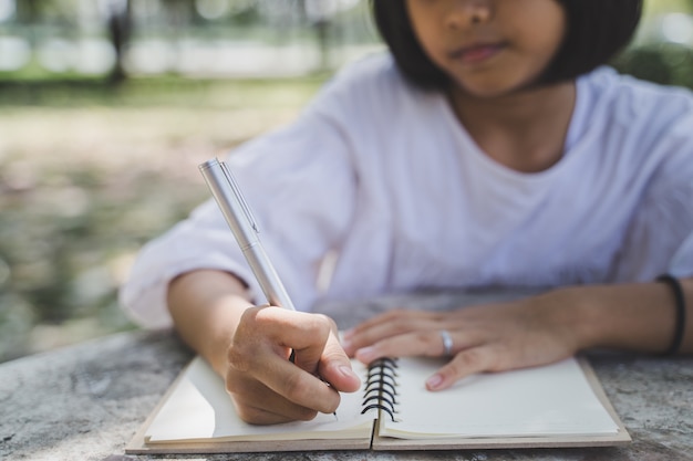 Portrait, asiat, écriture, journal intime, vert, parc, extérieur