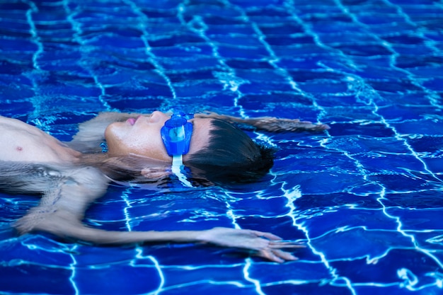 Portrait, asiatique, articles, bleu, lunettes, pose, piscine, bleu, rafraîchissant, eau, carrelage