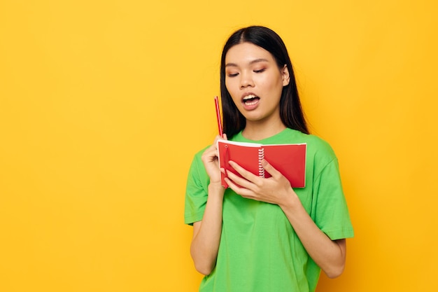 Portrait asiatique belle jeune femme cahier et stylo apprentissage modèle de studio d'éducation inchangé