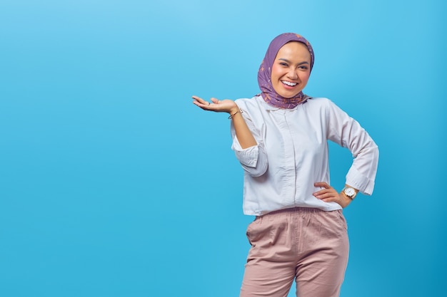 Portrait asiatique belle jeune femme heureuse souriant gai et regardant la caméra isolée sur fond bleu