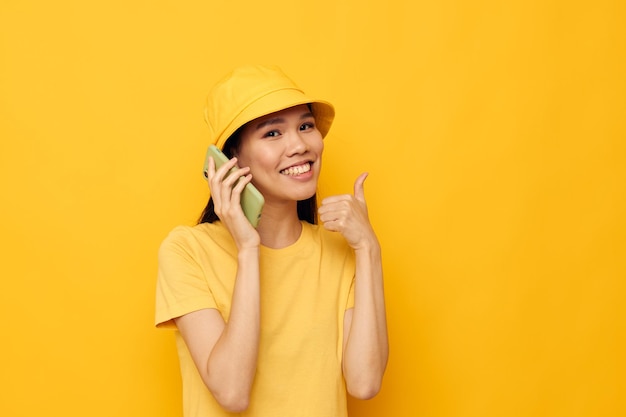 Portrait asiatique belle jeune femme parlant au téléphone posant mode fond isolé inchangé