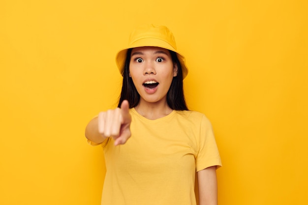 Portrait Asiatique belle jeune femme portant un chapeau jaune posant des émotions modèle de studio inchangé