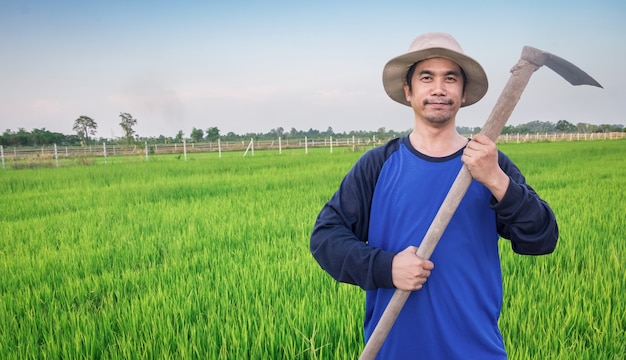 Portrait asiatique heureux homme sourit, agriculteur debout dans une chemise bleue