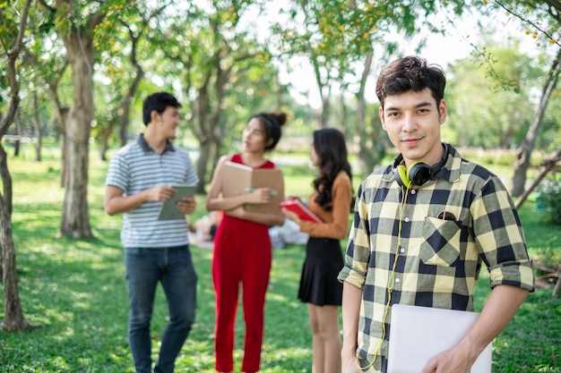 Portrait asiatique jeune étudiant adolescent debout dans le parc pour étudier et concept d'éducation