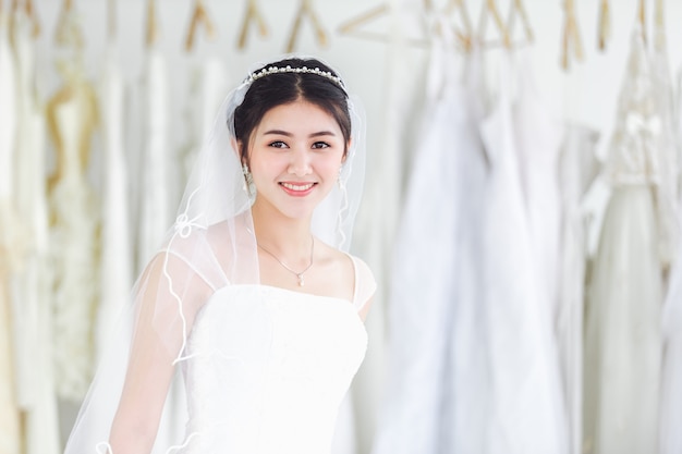 Portrait asiatique de jolie dame souriante heureuse robe de mariée