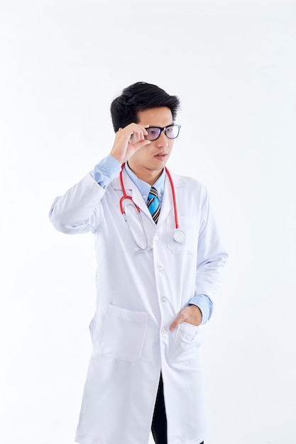 Portrait asiatique médecin de sexe masculin thaïlandais sur mur blanc
