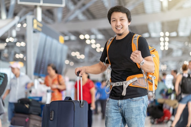 Portrait, asiatique, voyageur, bagage, passeport, debout, avion