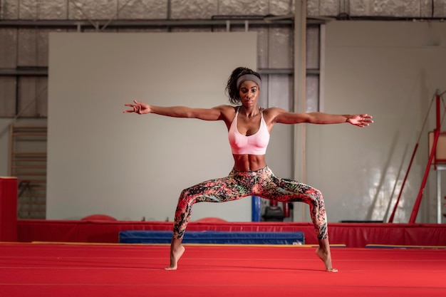 Photo portrait d'un athlète avec les bras tendus faisant de l'exercice au gymnase