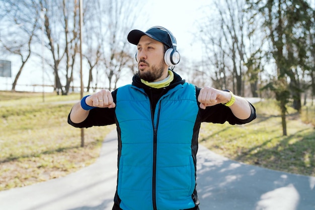 Portrait d'un athlète portant une casquette et un casque sans fil L'athlète s'échauffe