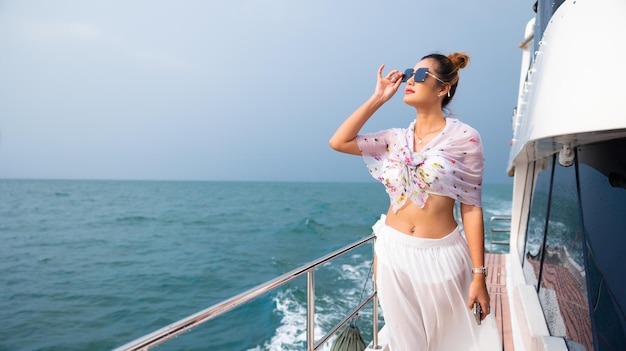 Portrait attrayant heureux belle femme asiatique sexy portant des maillots de bain profitant du pont du bateau voile yacht de luxe voyage de vacances vacances d'été