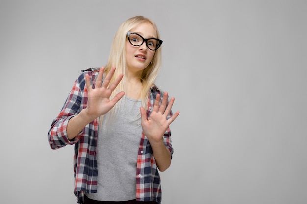 Portrait, attrayant, sourire, doux, adorable, blonde, teenager, dans, vêtements, damier, dans, lunettes, dégoût