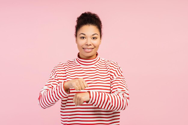 Photo portrait d'une attrayante femme afro-américaine gestuelle communiquant avec la langue des signes