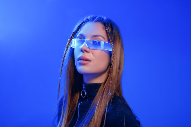 Portrait au néon d'une jeune femme avec des lunettes élégantes photo de haute qualité