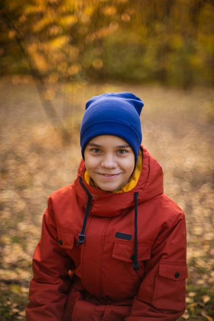 Portrait d'automne de l'adolescence de garçon