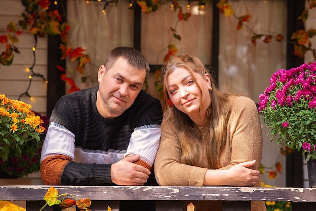 portrait d'automne d'une belle famille sympathique près de la maison