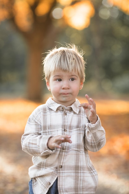 Photo portrait d'automne d'un enfant de 23 ans dans le jardin saison d'automne vue rapprochée d'un bébé doux et joyeux