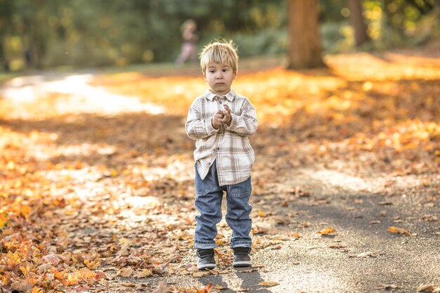 Portrait d'automne d'un enfant de 23 ans dans le jardin Saison d'automne Vue rapprochée d'un bébé doux et joyeux