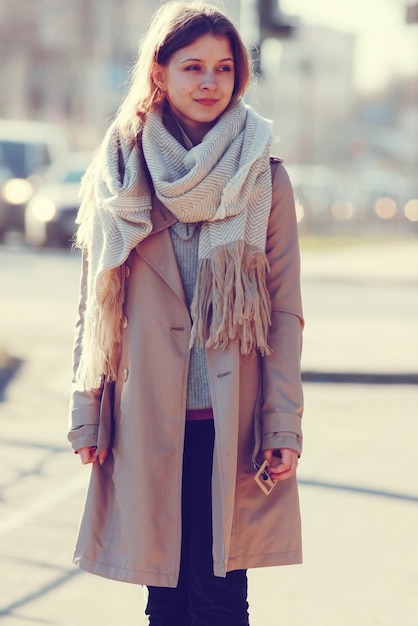 Portrait d'automne d'une fille dans un manteau