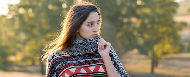 Portrait d'automne d'une fille en pull ethnique