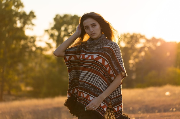 Portrait d'automne d'une fille en pull ethnique