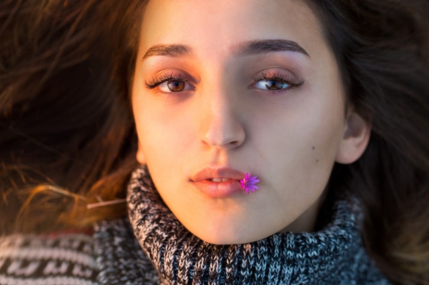 Portrait d'automne d'une fille en pull ethnique