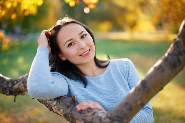 Portrait d'automne d'une jeune femme heureuse femme avec automne Sunny Park