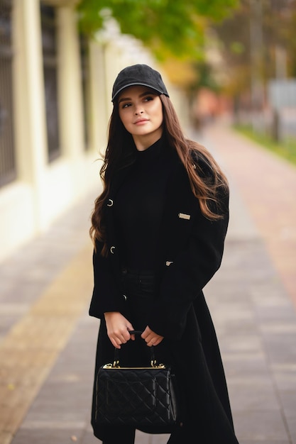 Portrait d'automne d'une jolie fille dans une casquette de baseball