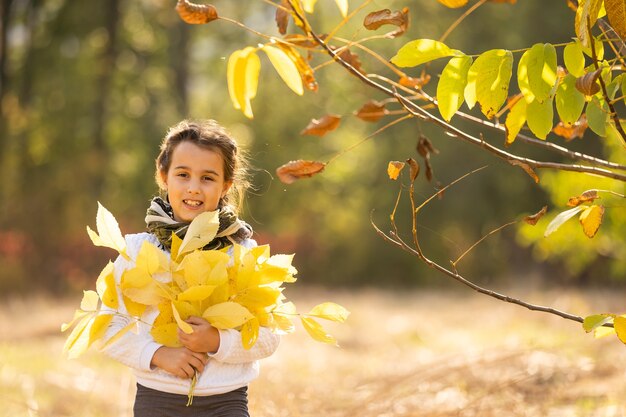 Portrait d'automne d'une mignonne petite fille caucasienne