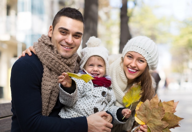 Portrait d&#39;automne des parents avec enfants