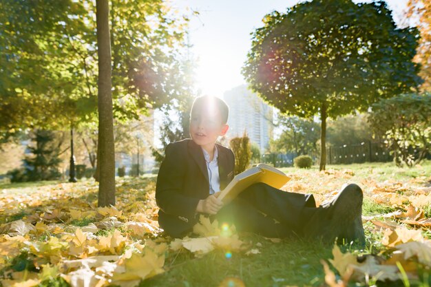 Portrait d'automne en plein air du livre de lecture d'écolier