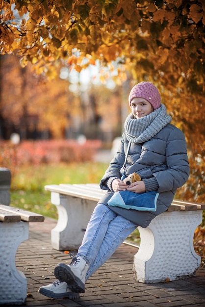 Portrait d'automne de rue d'une adolescente