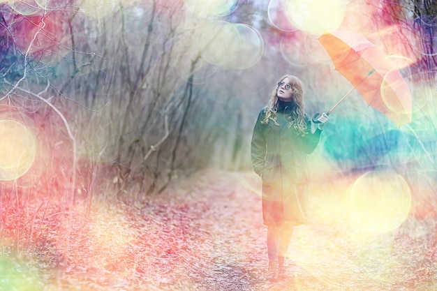 Photo portrait d'automne saisonnier, fille triste avec parapluie, immunité contre les virus saisonniers de novembre lors d'une promenade