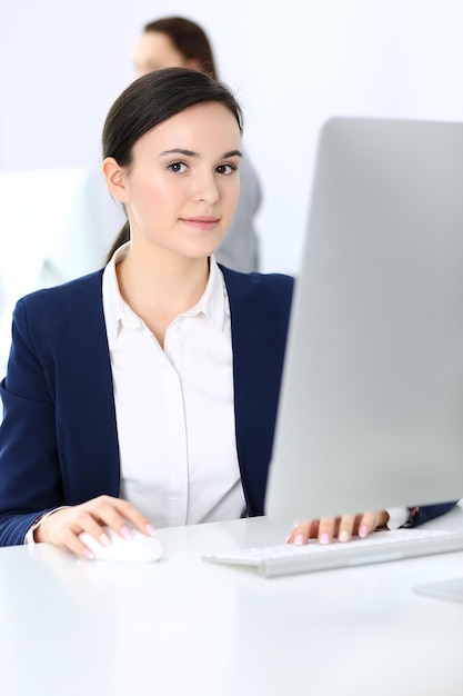 Portrait d'un avocat ou d'un comptable au travail assis au bureau