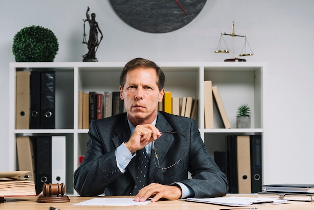 Photo portrait d'un avocat mature assis dans la salle d'audience