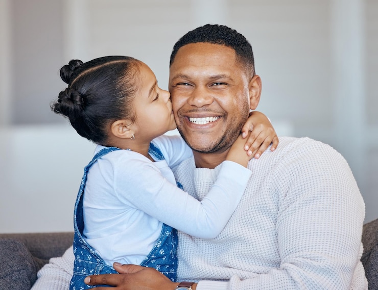 Photo portrait baiser et enfant heureux serrer père famille ou papa soin soutien et sourire pour la jeune fille jeunesse ou fille canapé salon visage et affection de la maison pour la fête des pères lier l'amour et embrasser l'enfant