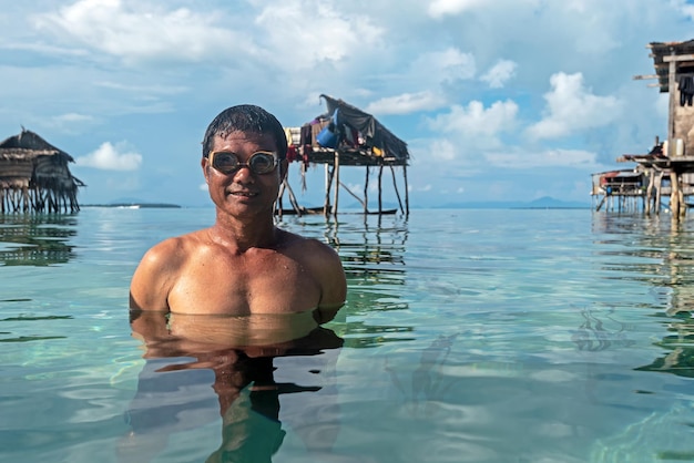 Photo portrait de bajau laut ou sea gypsy man avec verre de plongée dans l'île de maiga semporna sabah malaisie