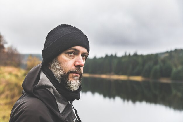 Portrait de barbe en plein air en automne