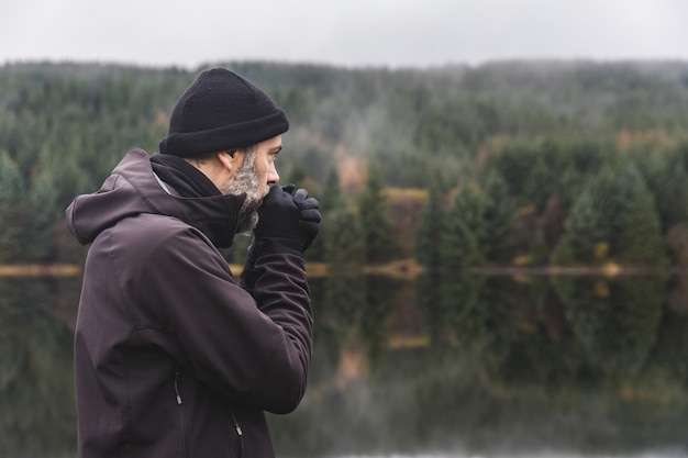 Portrait de barbe en plein air en automne