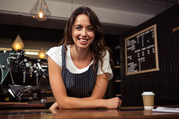 Portrait de barista souriant