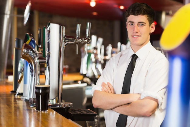 Portrait d&#39;un barman confiant