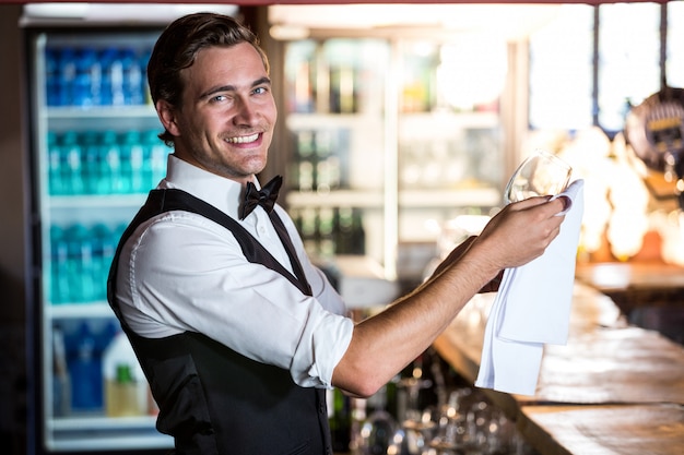 Portrait, barman, nettoyage, verre vin