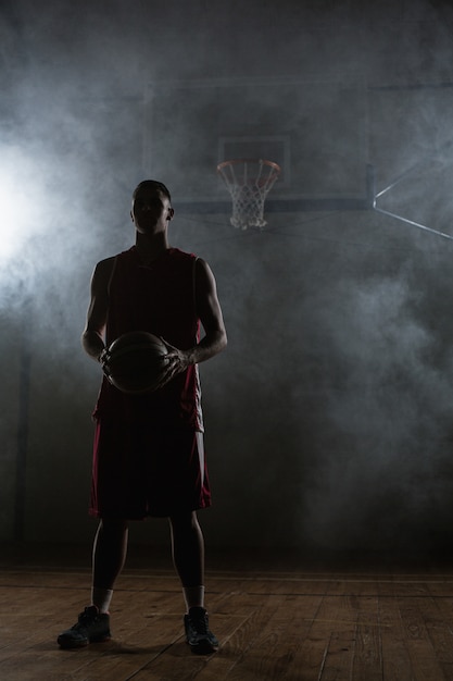 Portrait, basket-ball, joueur, tenue, balle, sien, mains